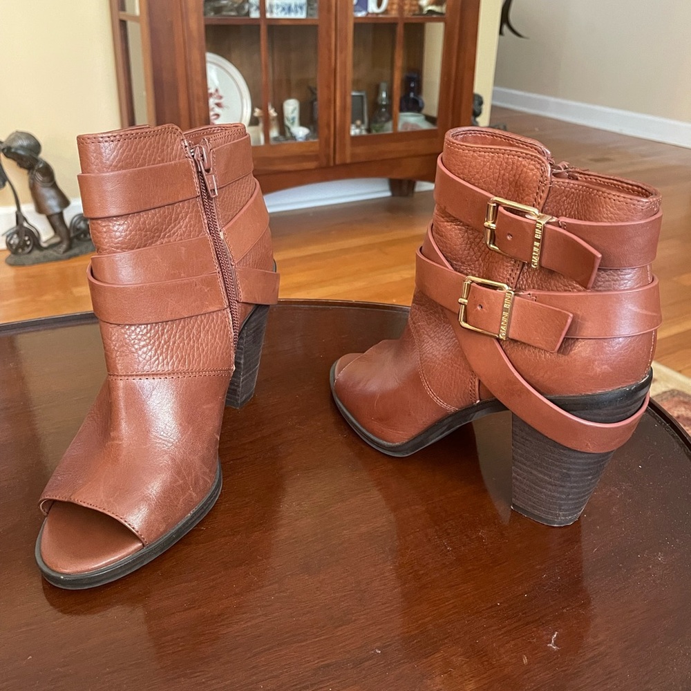 Gianni‎ Bini bootie with heel